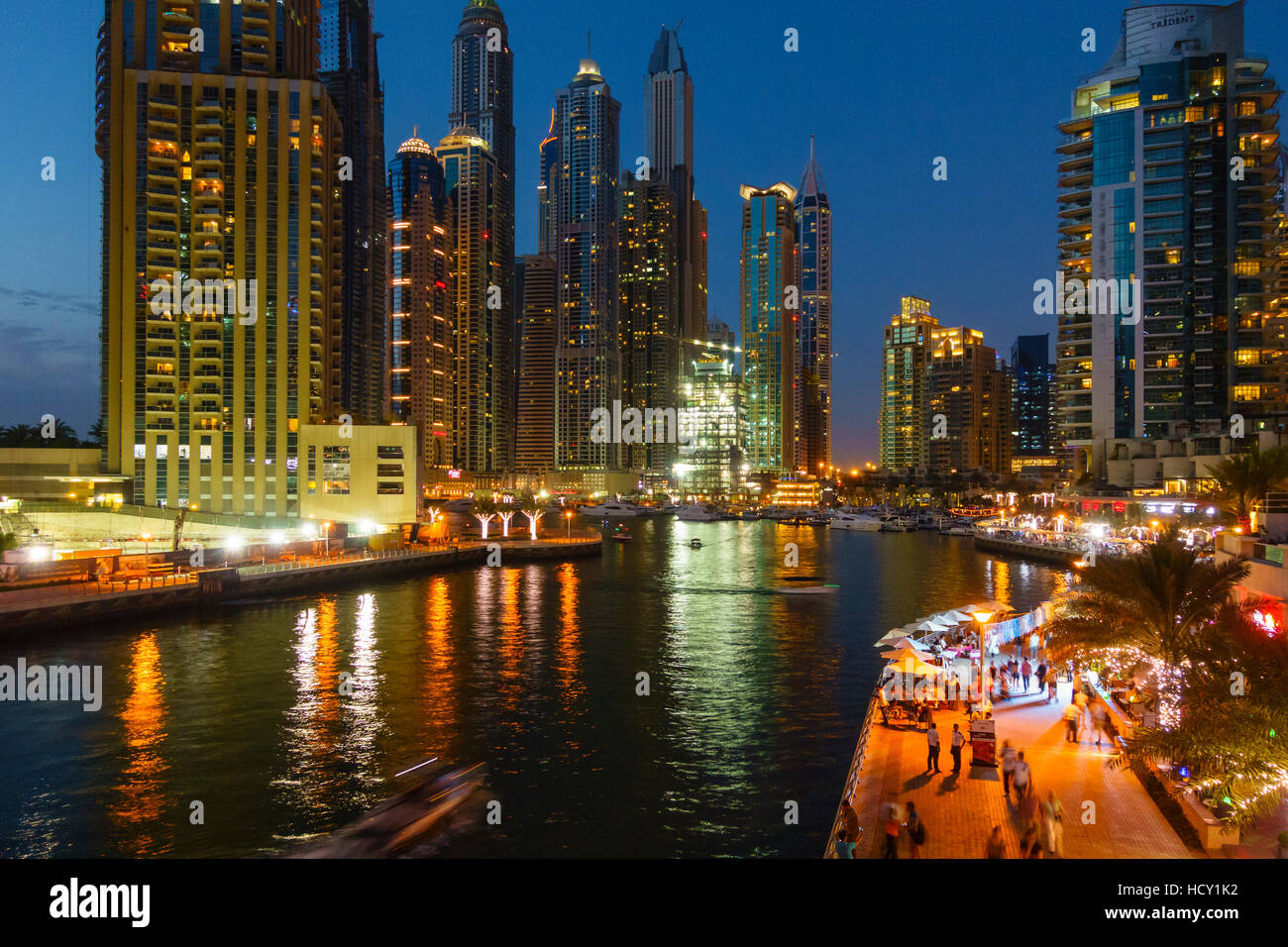 Por la noche de Dubai Marina, Dubai, Emiratos Árabes Unidos, Oriente Medio Foto de stock