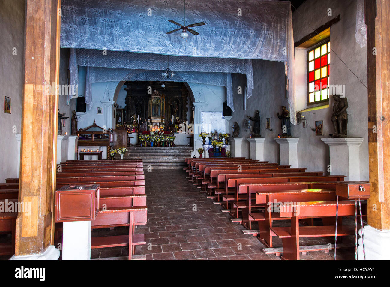 Interior de la Iglesia de San Antonio en San Antonio Palopó, Guatemala, una pequeña iglesia católica Fotografía de stock - Alamy Interior de la Iglesia de San Antonio en San Antonio Palopó, Guatemala, una pequeña iglesia católica Fotografía de stock - Alamy