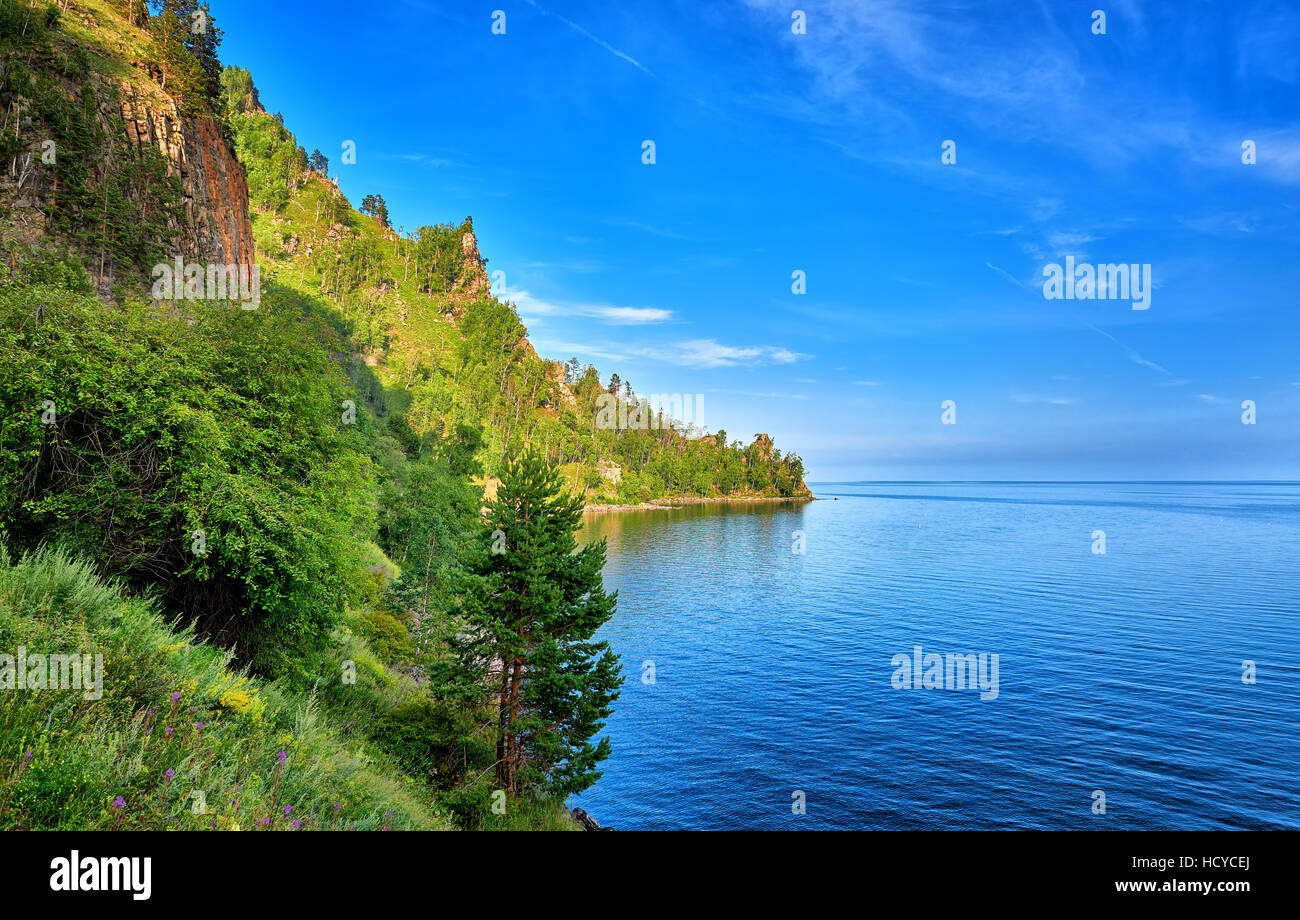Agua Azul Profundo lago claro día de verano. Baikal. En Siberia oriental. Rusia Foto de stock