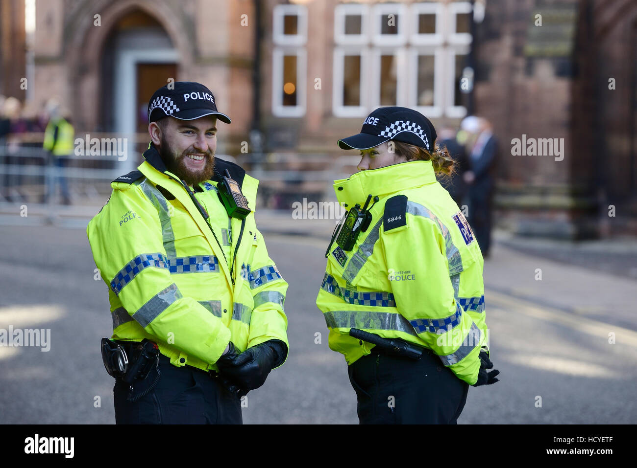 Dos oficiales de policía en el centro de la ciudad de Chester UK Foto de stock
