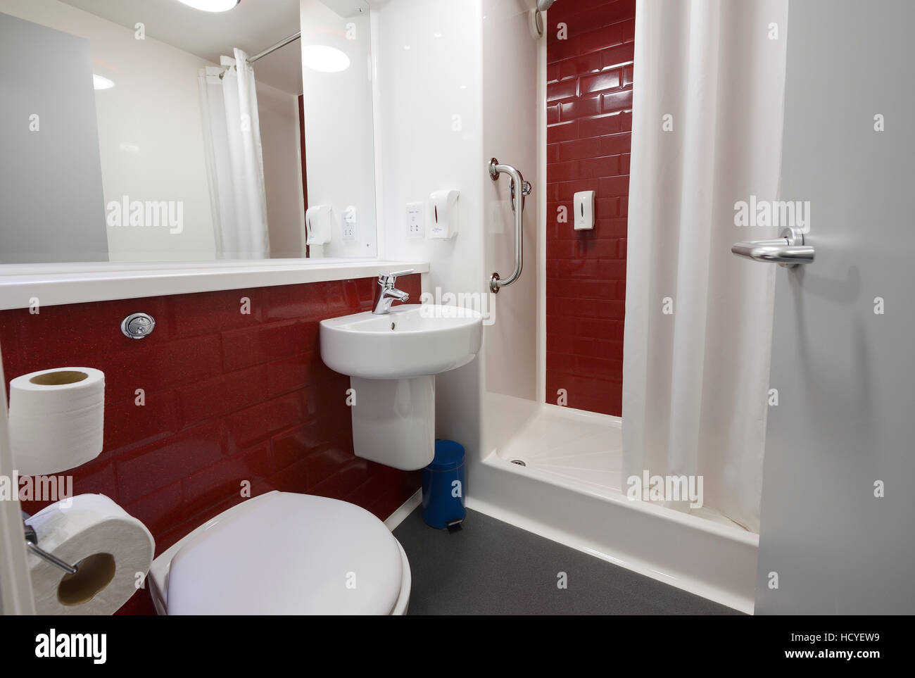 El cuarto de baño de un hotel de cadena de presupuesto Foto & Imagen ... El cuarto de baño de un hotel de cadena de presupuesto Foto & Imagen ...