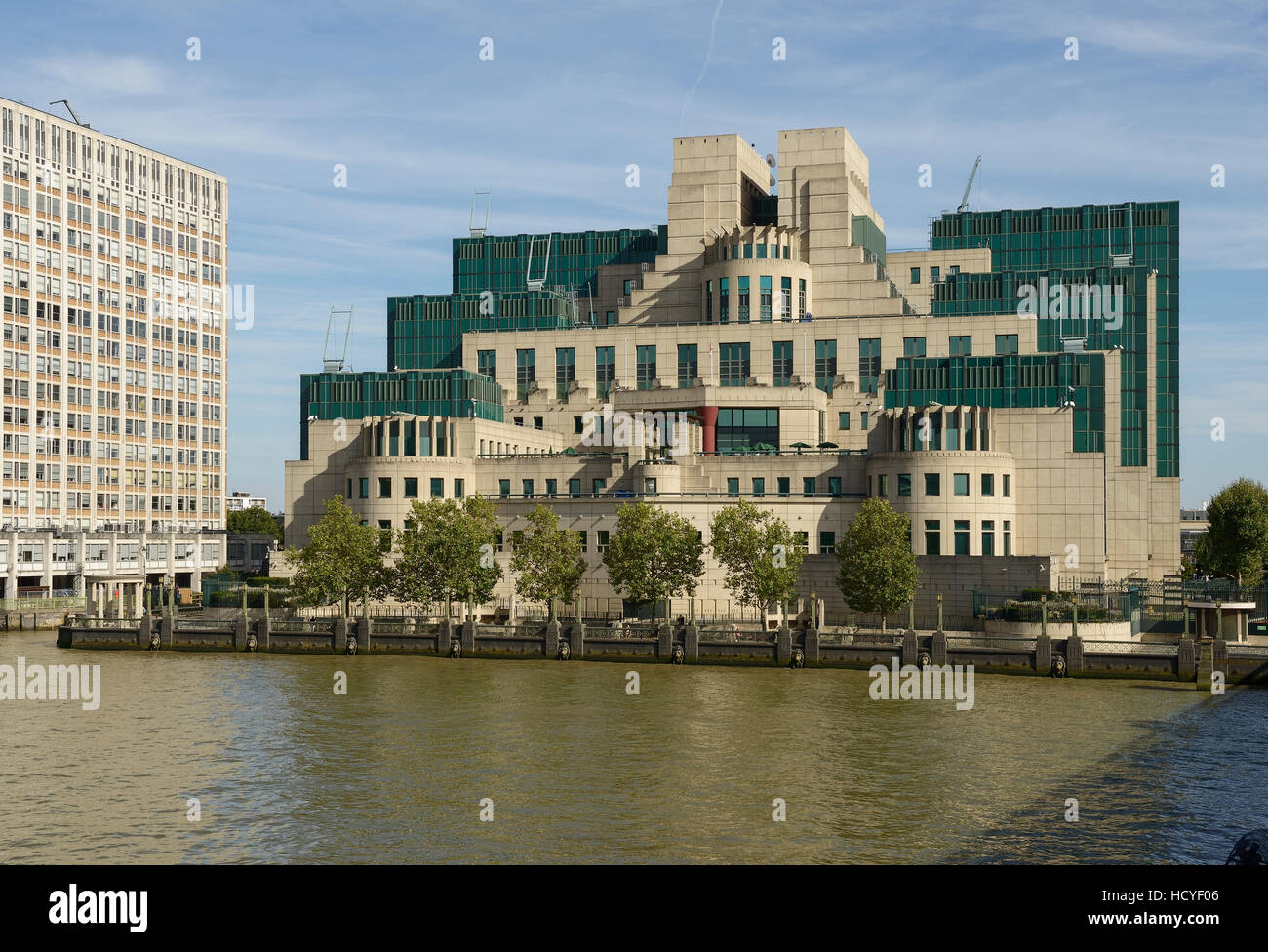El edificio del Servicio de Inteligencia Secreta en Londres para el MI6 Foto de stock