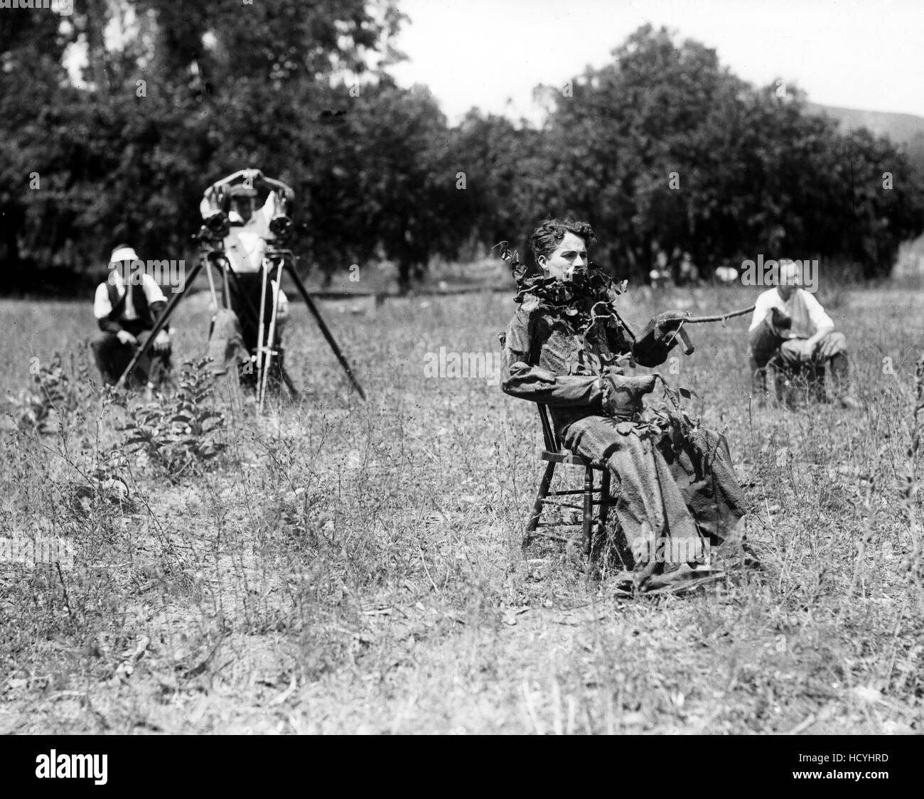 Armas al hombro, Charlie Chaplin dirigir mientras en su disfraz de árbol de  vestuario para la película de 1918 Fotografía de stock - Alamy