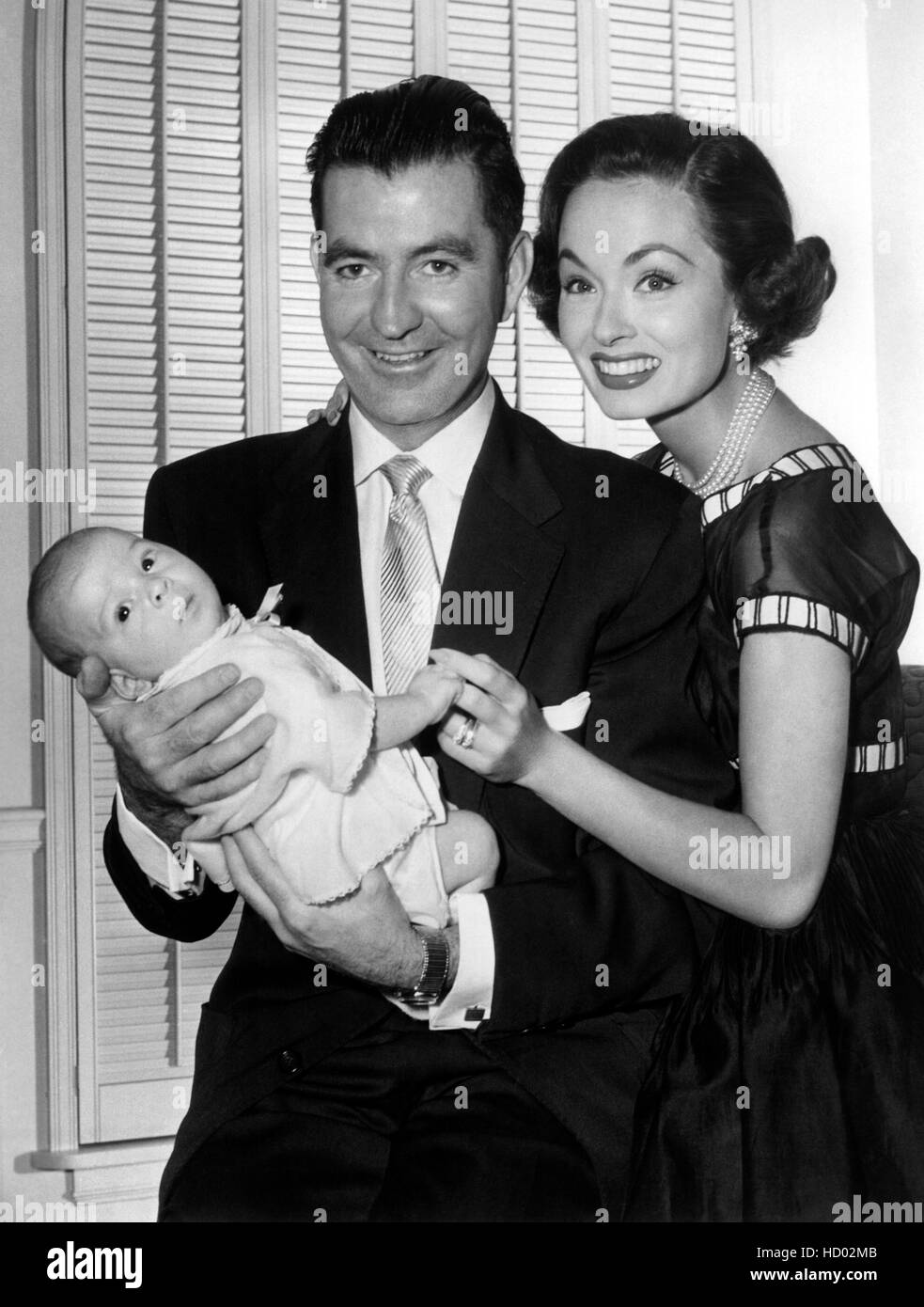 Ann Blyth con su esposo el Dr. James McNulty, que está sosteniendo su