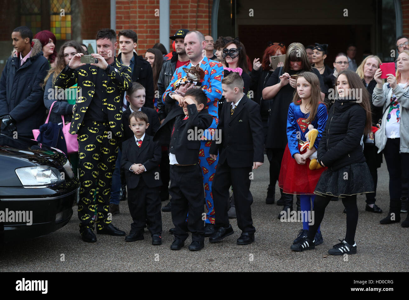 Los dolientes vestidos como superhéroes para asistir al funeral de 18 años de edad, Arthur Peebles al Norte Este moderno crematorio de Surrey, realizado por Co-op Funeralcare Fotografía de stock - Alamy Los dolientes vestidos como superhéroes para asistir al funeral de 18 años de edad, Arthur Peebles al Norte Este moderno crematorio de Surrey, realizado por Co-op Funeralcare Fotografía de stock - Alamy