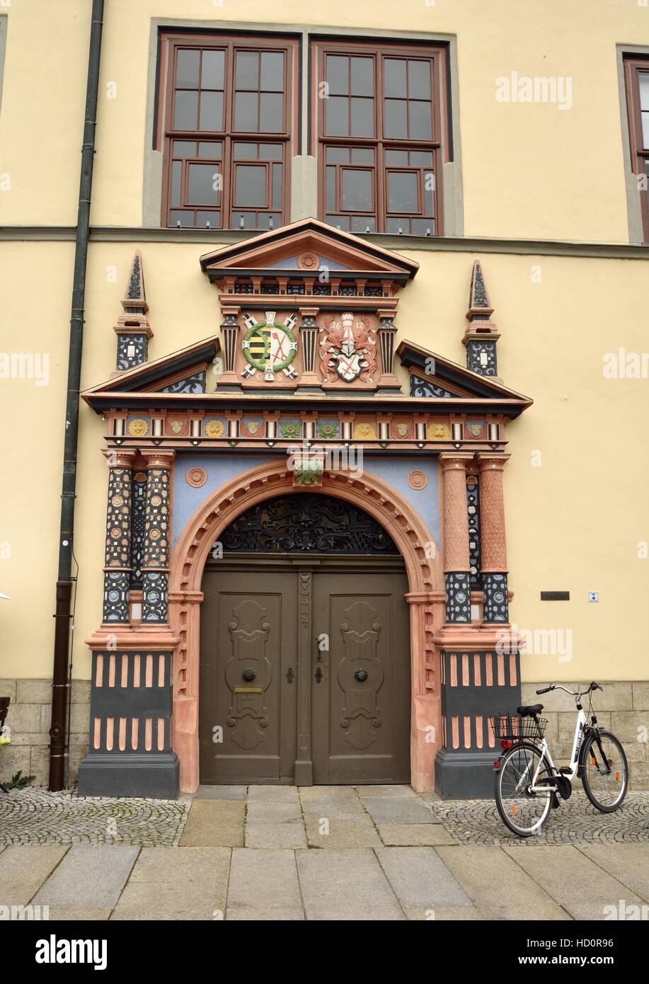 Pórtico adornado puerta de la oficina del registro civil (Standesamt) partiendo de la plaza Markt en Naumburg Foto de stock