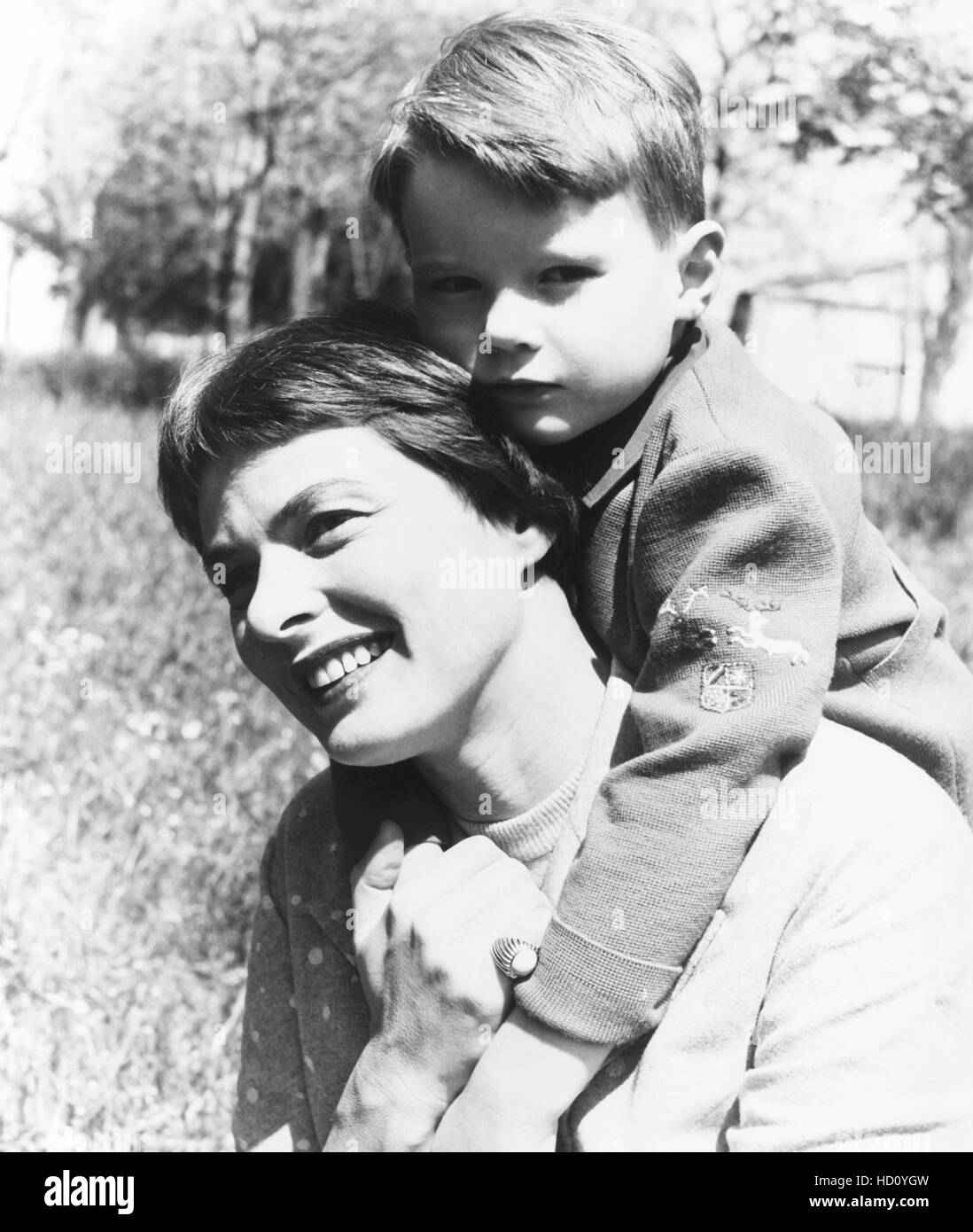 Ingrid Bergman con su hijo Roberto Rossellini, Jr., ca. 1954 Fotografía de stock Alamy Ingrid Bergman con su hijo Roberto Rossellini, Jr., ca. 1954 Fotografía de stock Alamy