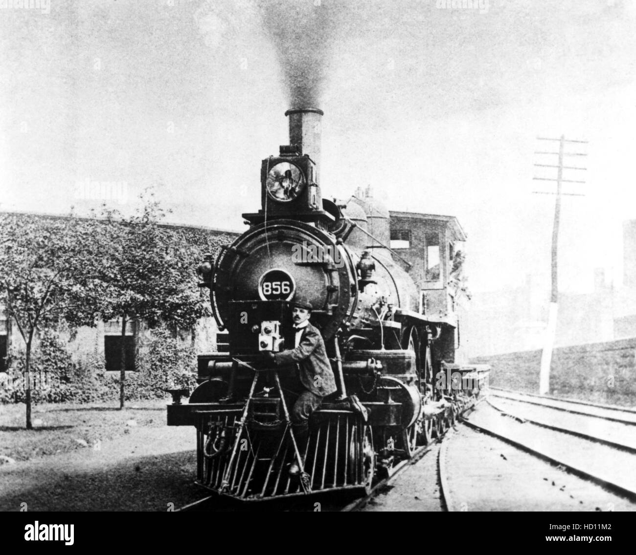 Llegada del tren, el cineasta Billy Bitzer con una cámara de estudio Biograph, alrededor de 1900 Foto de stock