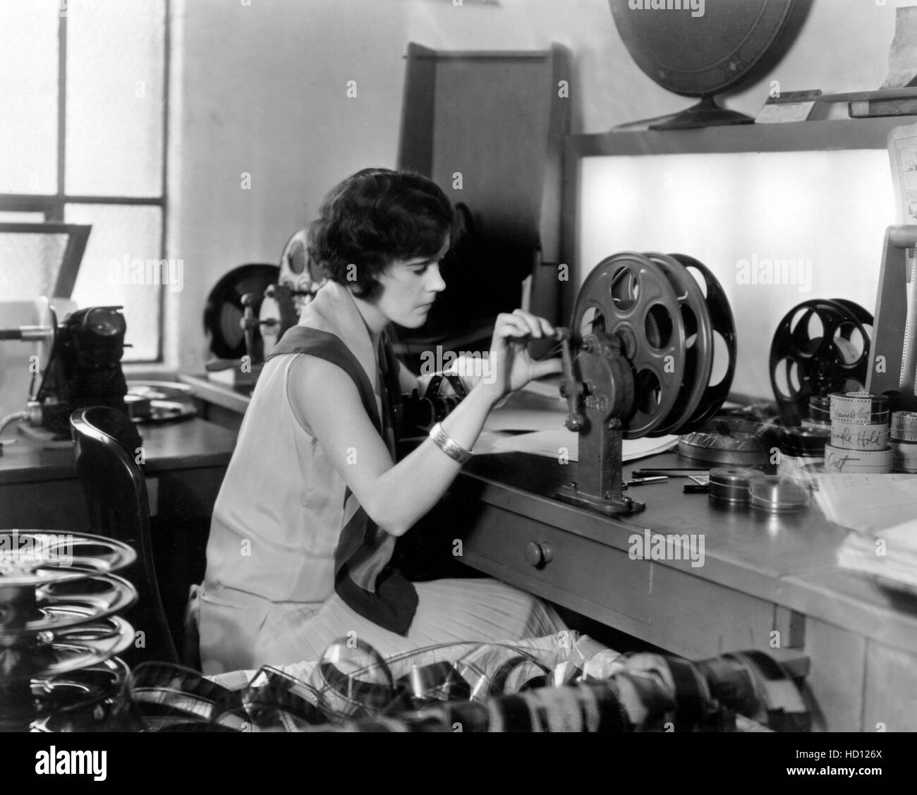 Editor de película Blanche Sewell en la sala de edición en MGM Studios, ca. 1930. Foto de stock