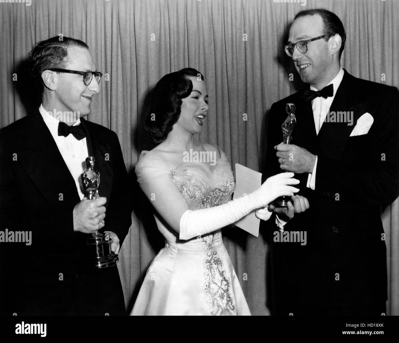 Ray Evans y Jay Livingston presentado por Kathryn Grayson con el Oscar a la Mejor Canción Original (botones y arcos) para el Foto de stock