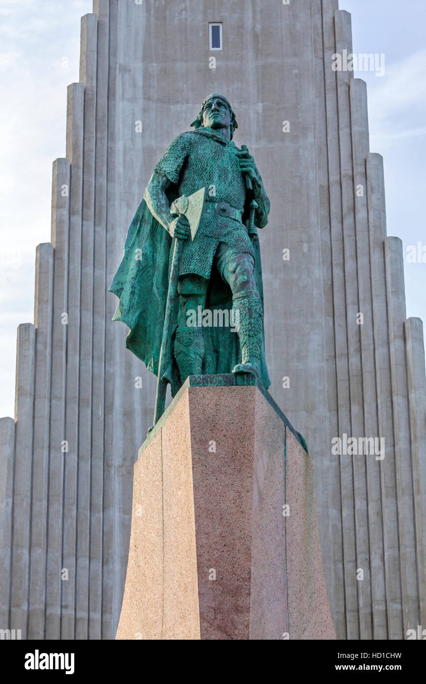 La Iglesia Luterana Hallgrimskirkja y estatua de Leifur Eiriksson en Reykjavik, Islandia. Foto de stock