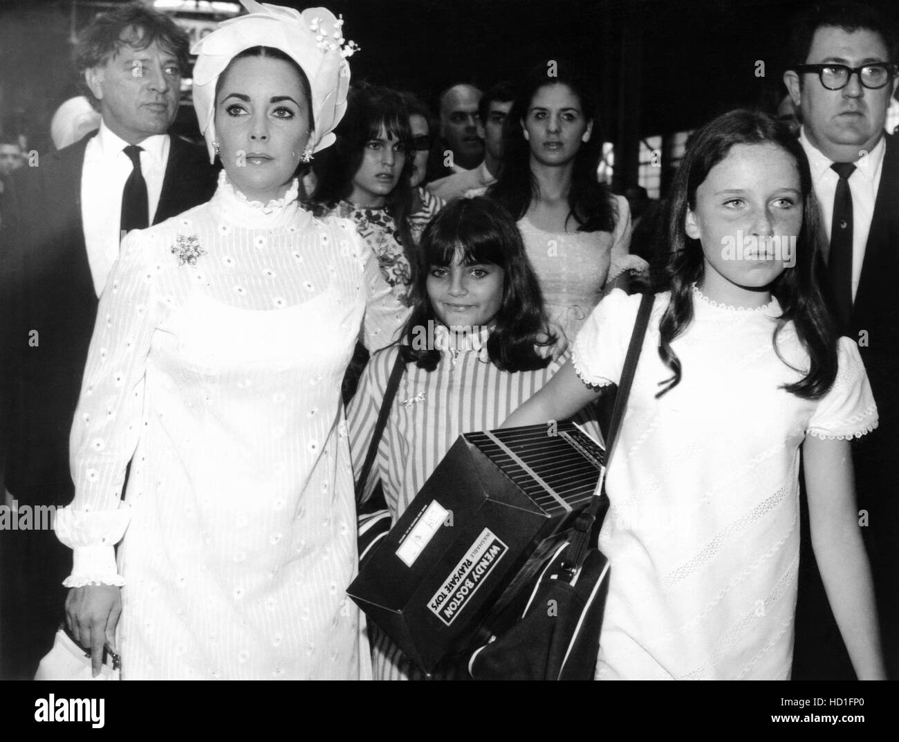 Desde la izquierda, Richard Burton, Elizabeth Taylor, Liza Todd, Kate Burton,  llegando a Nueva York en el "Queen Elizabeth", el 19 de agosto Fotografía  de stock - Alamy
