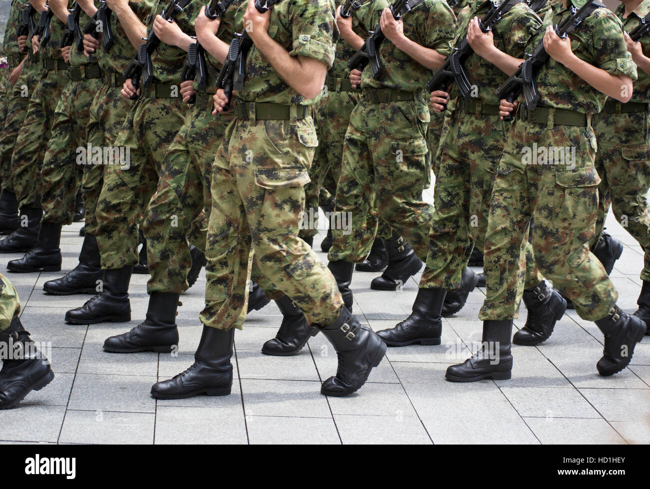 Desfile del ejército - la fuerza militar soldado uniforme fila de arranque  Fotografía de stock - Alamy