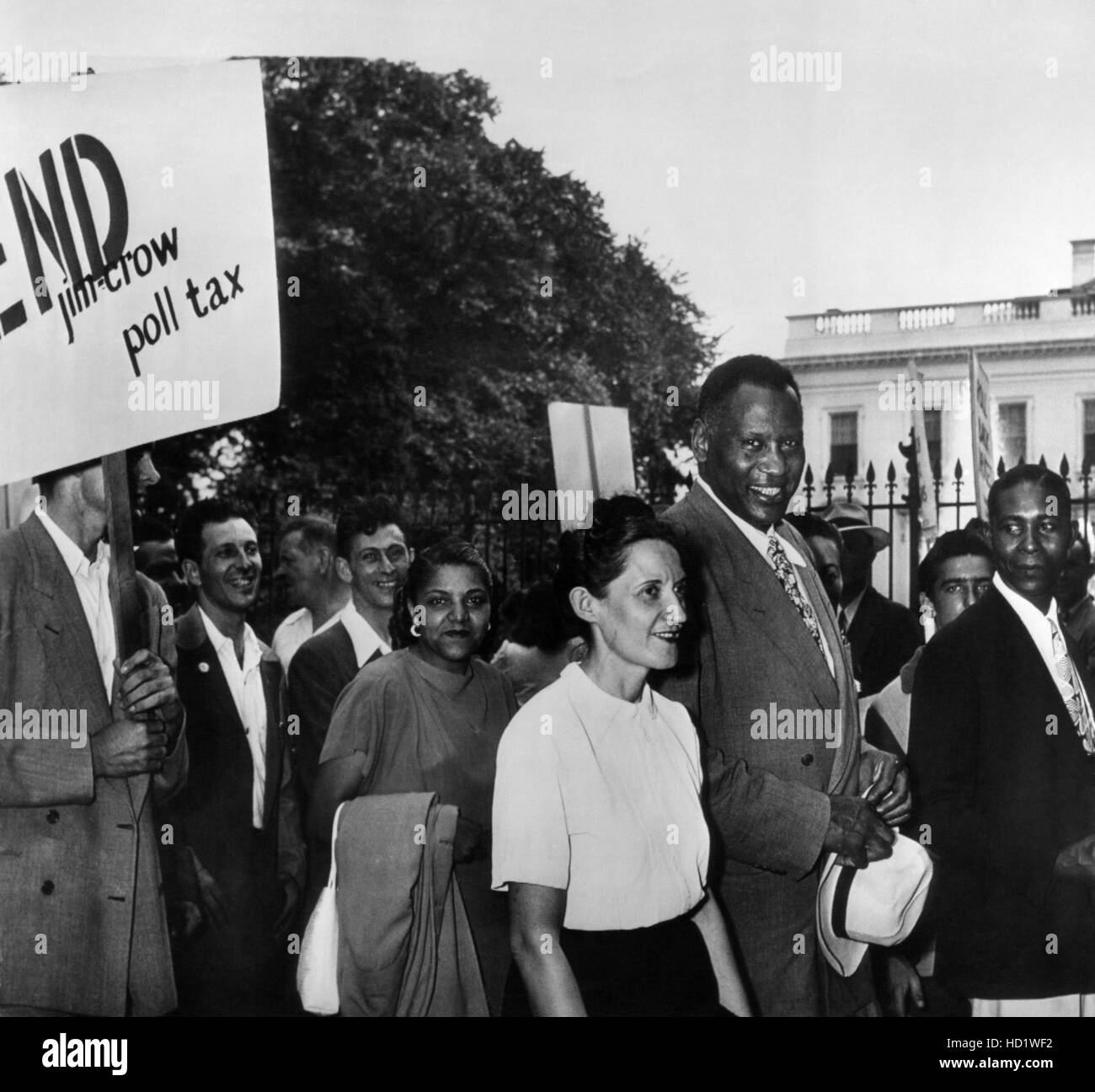 Paul Robeson (segunda desde la derecha), como co-presidente del Partido Progresista, lleva a los defensores de derechos civiles eficaces Foto de stock