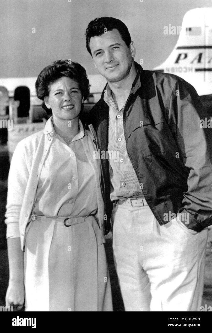 PHYLLIS GATES con marido Rock Hudson en el aeropuerto de Miami en la ruta  de las Indias Occidentales para su luna de miel, 1955 Fotografía de stock -  Alamy