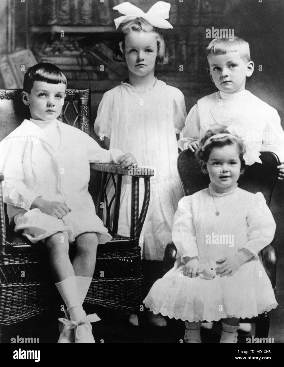 Desde la izquierda: James Russell, Clara Russell (aka duquesa), John Russell, Rosalind Russell (edad 2), ca. 1909 Foto de stock