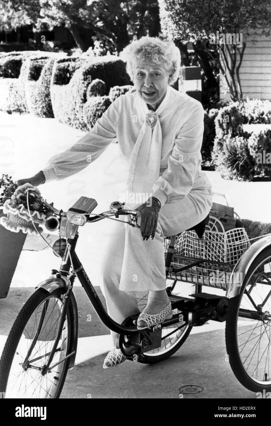 Mae Clarke montando en bicicleta de la Motion Picture and Television