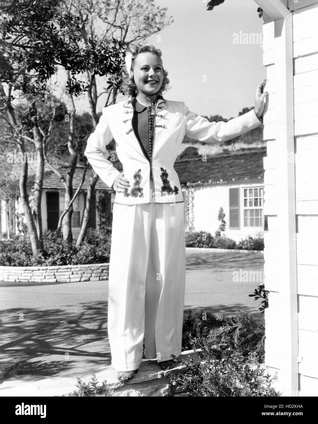 Sonja Henie en casa vistiendo un traje blanco pantalón de verano, ca. 1938.  ©Siglo XX Fox-Film Corporation, TM \u0026 Copyright/cortesía Fotografía de stock  - Alamy