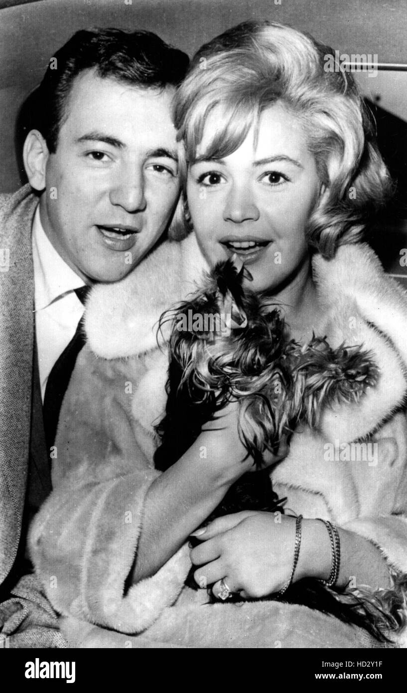 Los recién casados Bobby Darin y Sandra DEE posan con la Sra. Dee es regalo  de mi marido - un cachorro llamado Clementine, 1960 Fotografía de stock -  Alamy