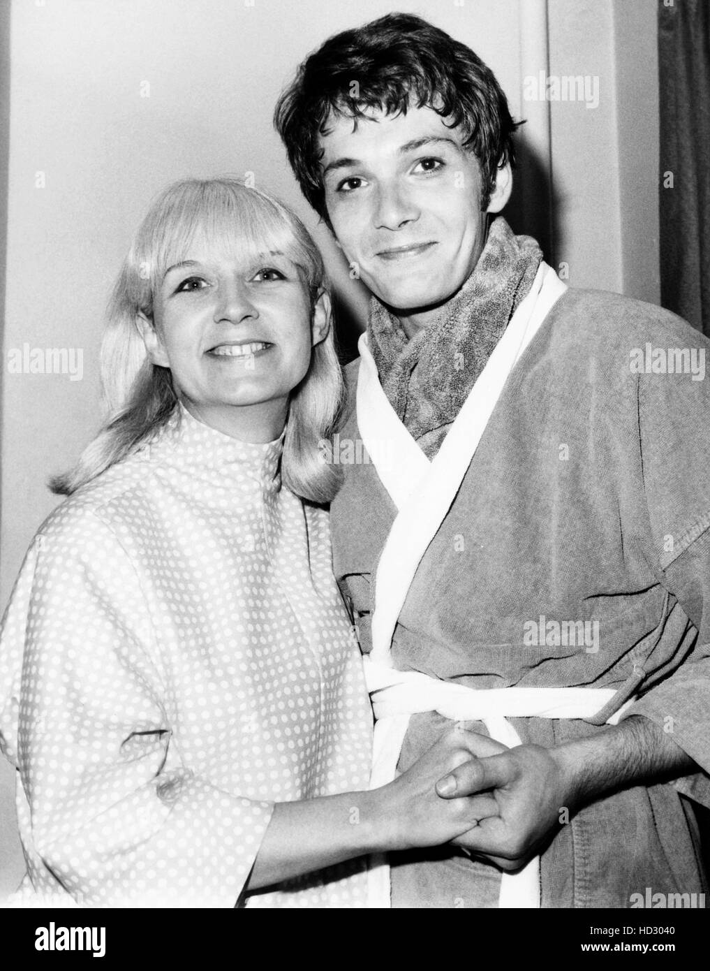 Sybil Burton, (aka Sybil Williams), a la izquierda, y su segundo marido, el  actor y músico Jordan Christopher, ca. 1965 Fotografía de stock - Alamy