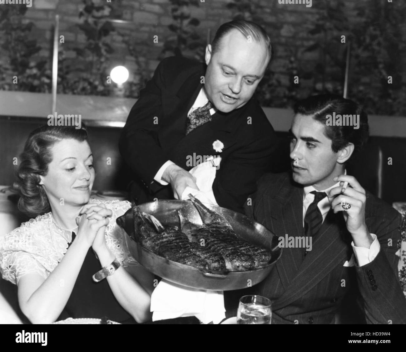 Desde la izquierda: Janet Gaynor, Marcel Lamaze, Tyrone Power en el Cafe  Lamaze en Hollywood, 1938 Fotografía de stock - Alamy