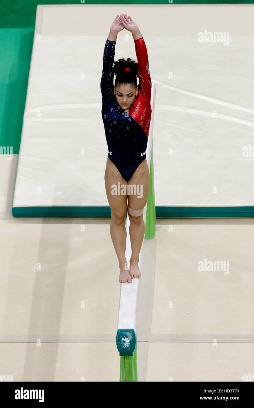 Río de Janeiro, Brasil. El 7 de agosto de 2016. Lauren Hernández (USA) realiza en la viga de equilibrio durante la mujer en la calificación de gimnasia olímpica 2016 Foto de stock