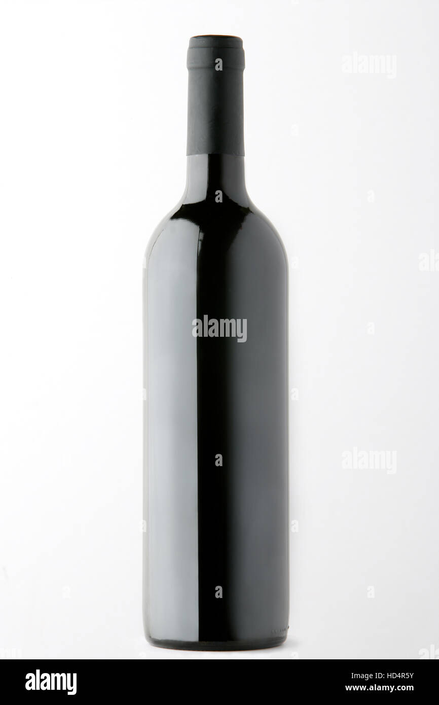 Botella de vino tinto sin etiquetar contra fondo blanco en studio, listo para burlarse de nuevas etiquetas y lanzamientos de productos. Foto de stock