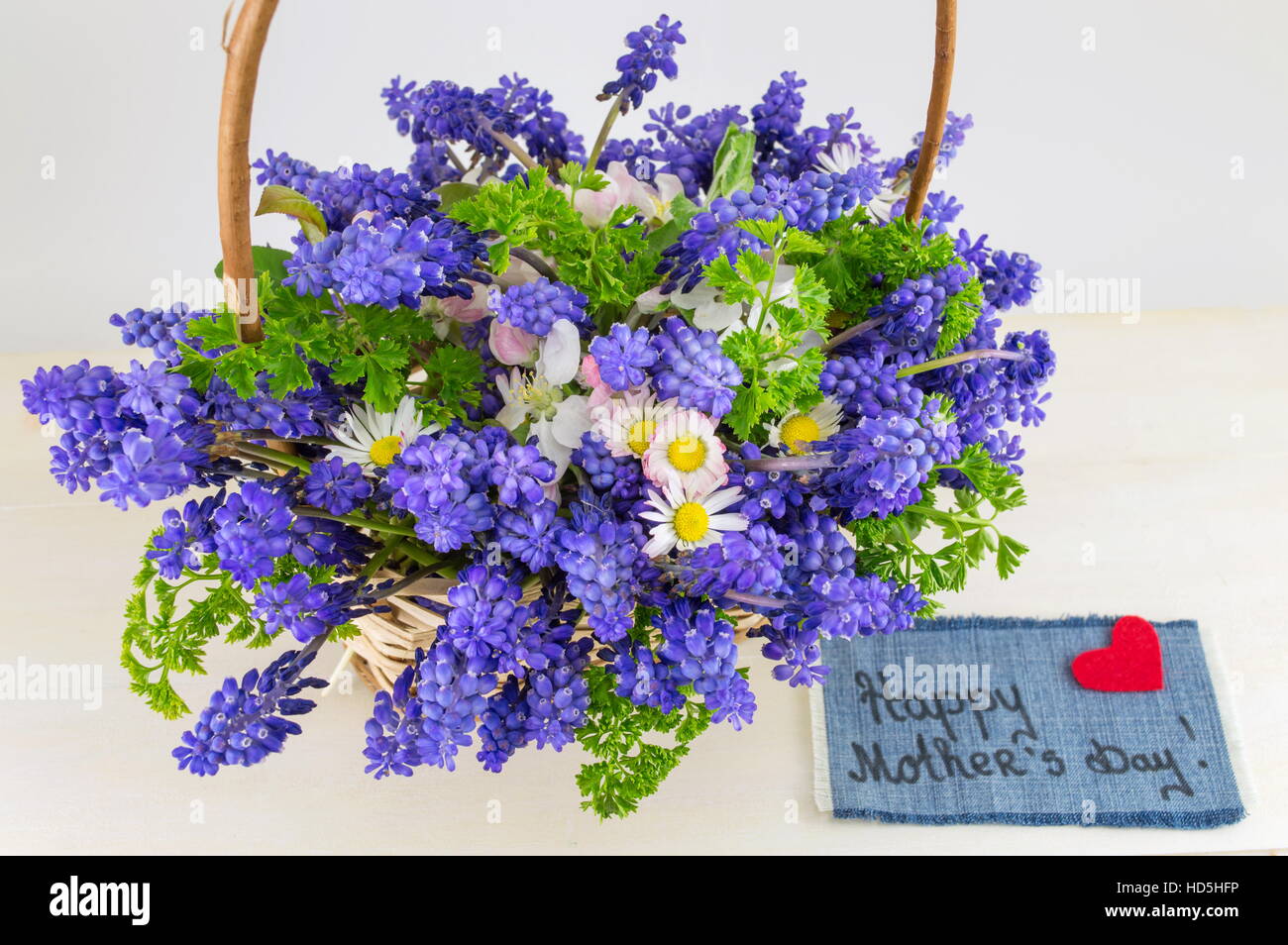 Bluebell ramo de flores en una cesta de mimbre Foto de stock