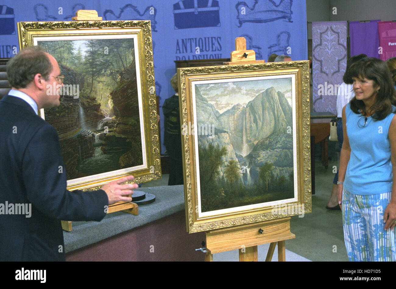 Antigüedades Roadshow, 1997-, Albuquerque, Alan Fansel evalúa un par de James esperanza pinturas vale $30-45,000, enero de 2003. Foto de stock