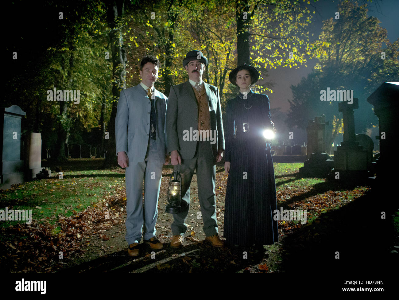 Houdini Doyle L R Michael Weston Como Harry Houdini Stephen Mangan Como Sir Arthur Conan Doyle Rebecca Liddiard En Fotografia De Stock Alamy