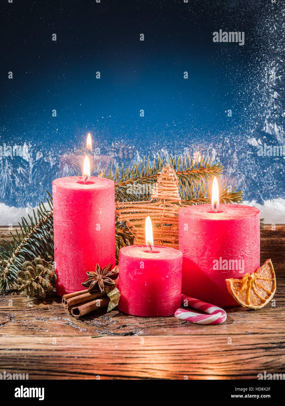 Luces de velas de Navidad y ventana congelada. Fondo de Navidad. Foto de stock
