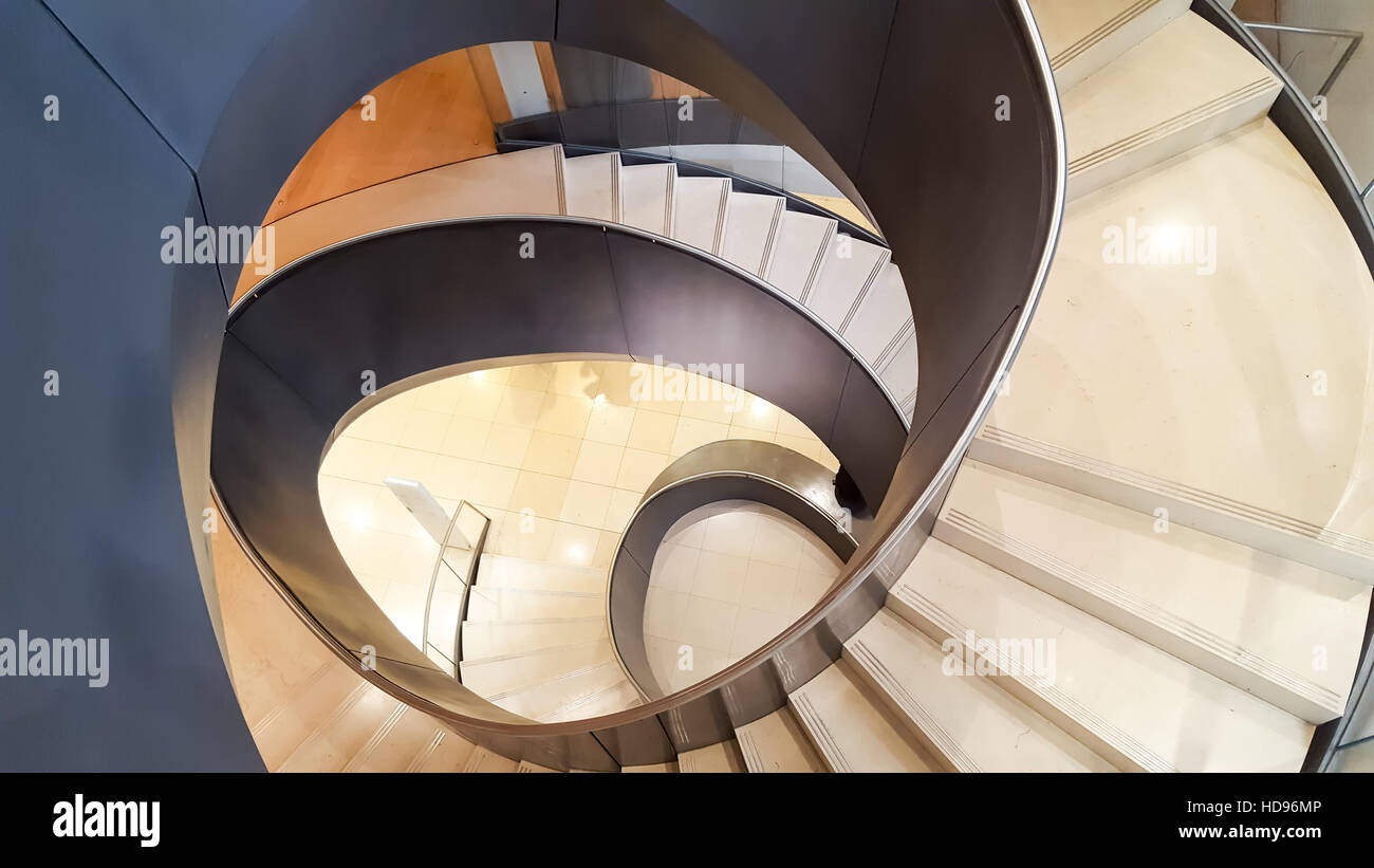La moderna escalera de caracol en la Wellcome Trust Collection Museum de Londres, Inglaterra. Diseñado por los arquitectos Wilkinson Eyre. Foto de stock