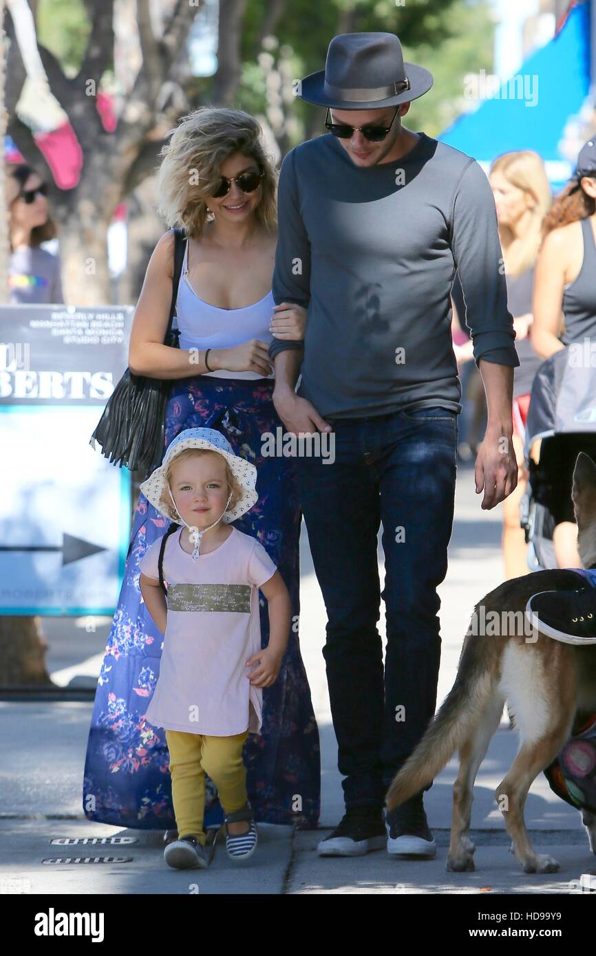 Sarah Hyland y novio Dominic Sherwood visto salir Joan está en el