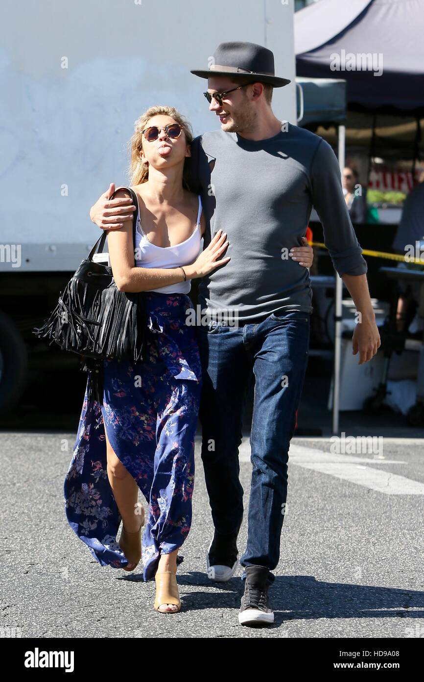 Sarah Hyland y novio Dominic Sherwood visto salir Joan está en el