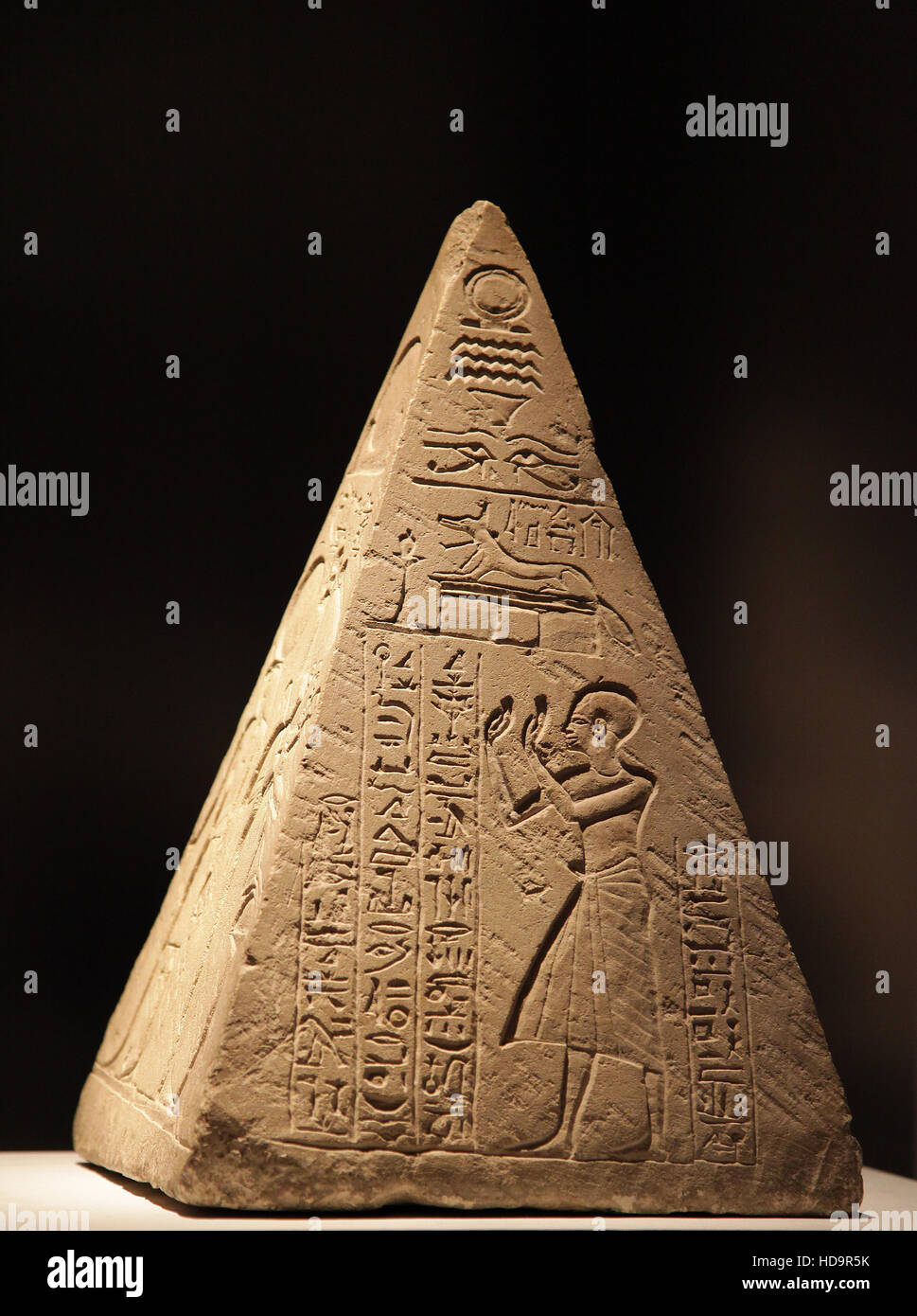 Pyramidion de Ptahemwia de Saqqara 18 ª dinastía 1325-1300 A.C. Foto de stock