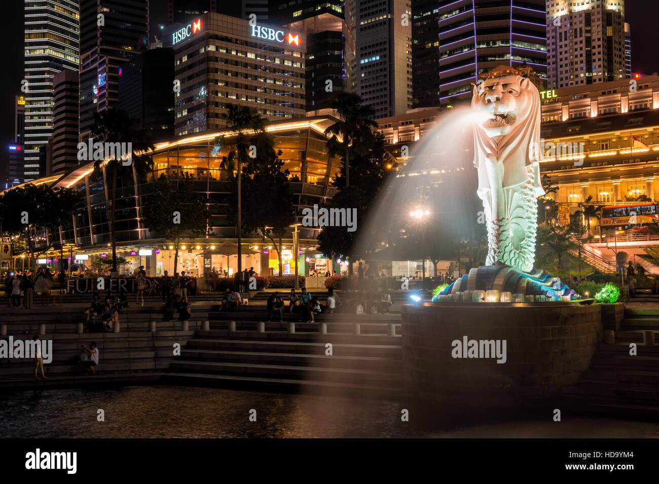 Por la noche El merlion, símbolo de la ciudad, Singapur, Asia Foto de stock