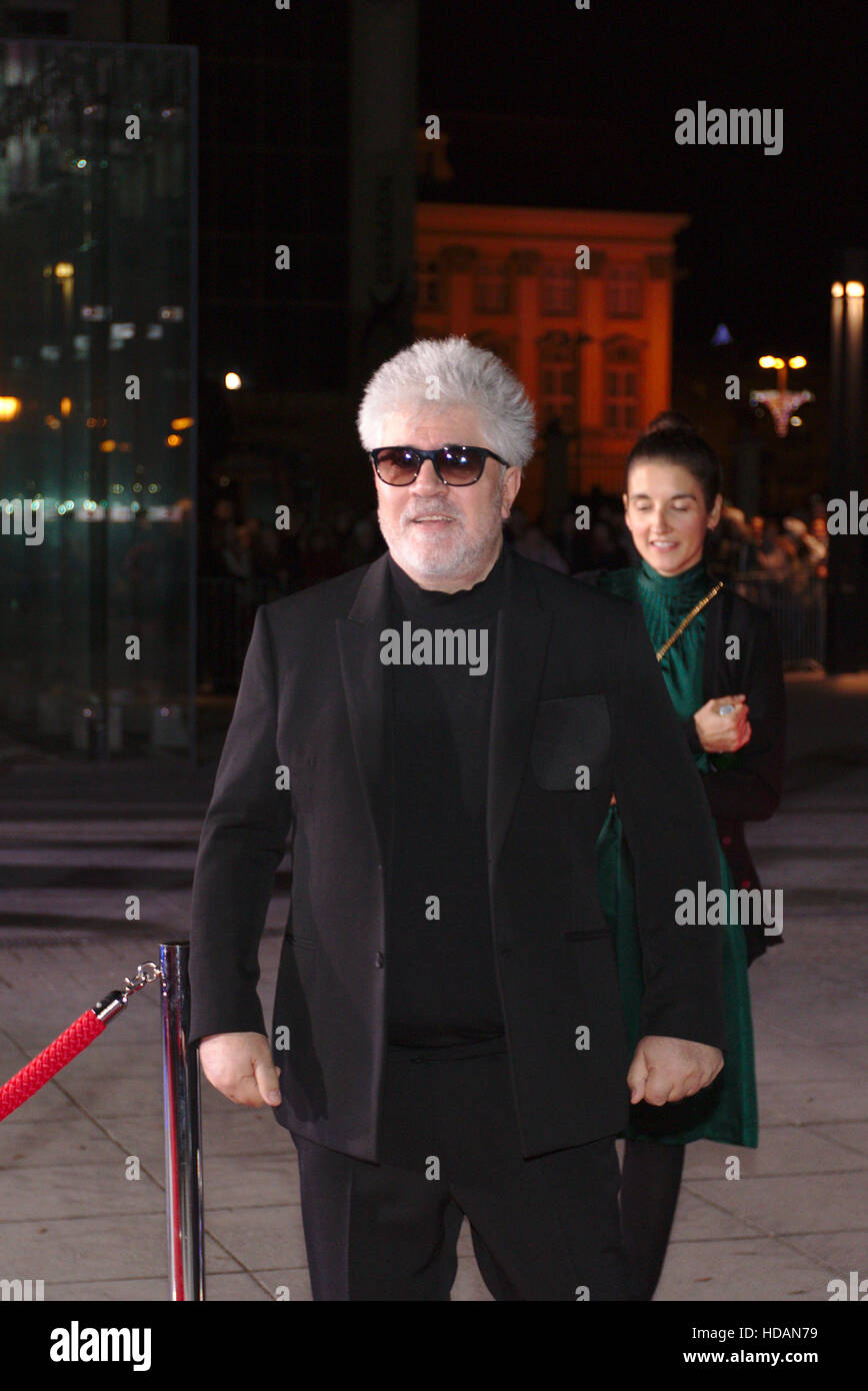 Wroclaw, Polonia. 10 dic, 2016. European Film Awards 2016 en Wroclaw, Polonia. El director español, Pedro Almodovár llega la ceremonia local - Foro Narodowe Muzyki (NFM). Crédito: Borys Szefczyk/Alamy Live News Foto de stock