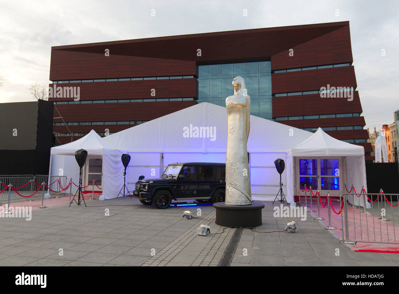Wroclaw, Polonia. 10 dic, 2016. European Film Awards 2016 - Modelo de la estatuilla en frente del edificio de NFM. Crédito: Borys Szefczyk/Alamy Live News Foto de stock