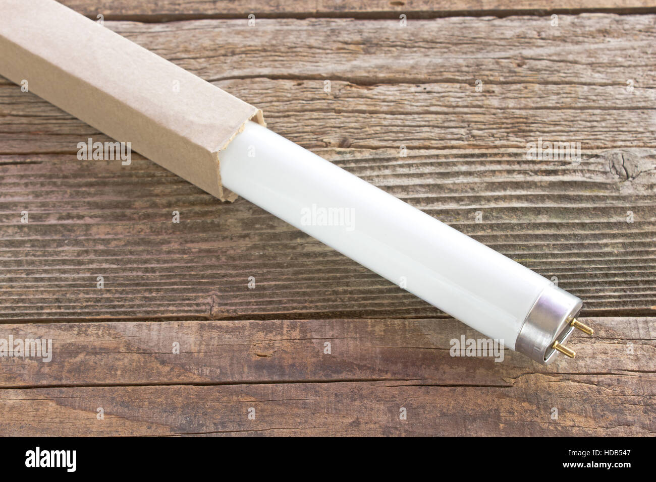 Luz de neón fluorescente tubo blanco sobre fondo de madera Foto de stock