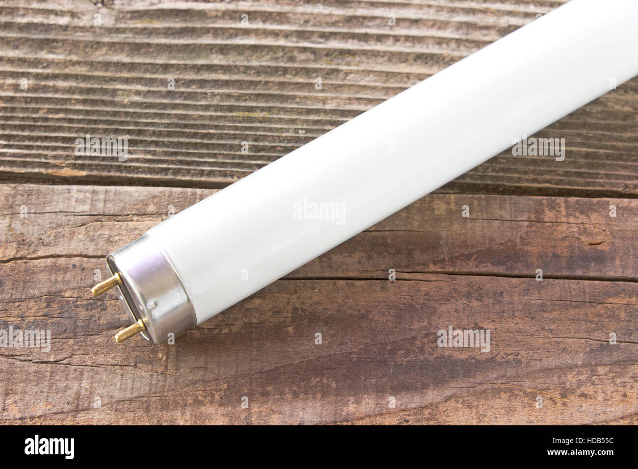 Luz de neón fluorescente tubo blanco sobre fondo de madera Foto de stock
