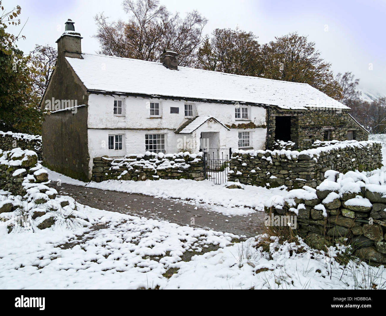 Casa Rural Cortijo puente final en nieve, Little Langdale, Lake District inglés, Cumbria, Inglaterra, Reino Unido. Foto de stock