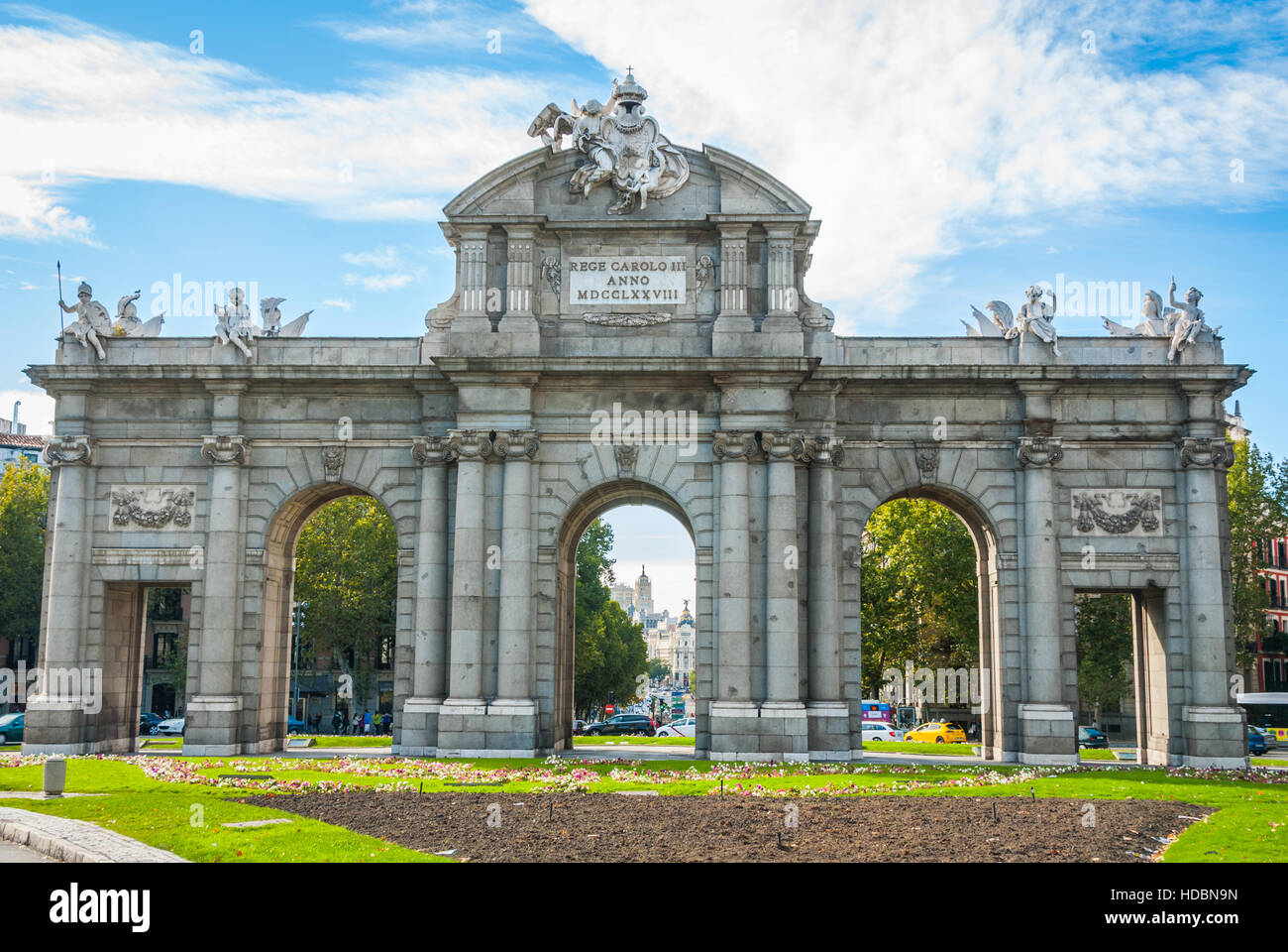 Puerta antigua de piedra una vez utilizado para acoger a los nobles y los reyes a la ciudad de Madrid. Foto de stock