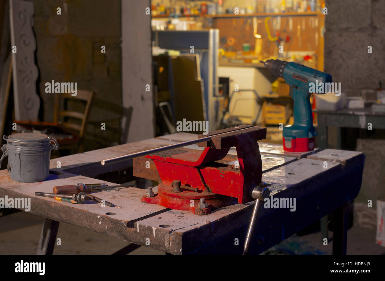 Un sótano taller de bricolaje con herramientas Fotografía de stock - Alamy