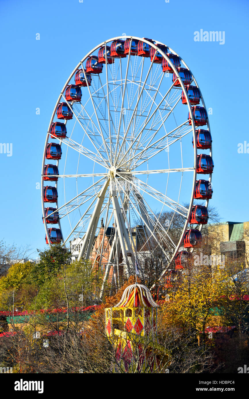 Invierno Escocés de Edimburgo Navidad noria Ferris recinto ferial paseo en Princes Street Escocia UK en asociación con la Unión Mercado navideño Foto de stock