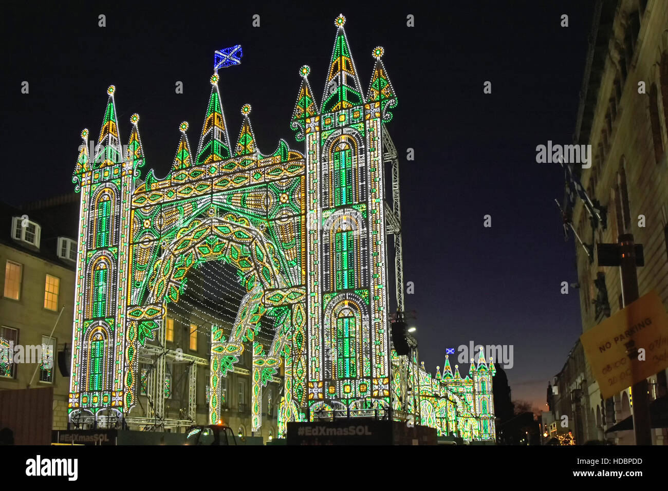 Edimburgo Escocia de Navidad de luz en la calle parcialmente cerrada al tráfico la sección de George Street, en la zona de New Town del centro de la ciudad, Scotland Reino Unido Foto de stock