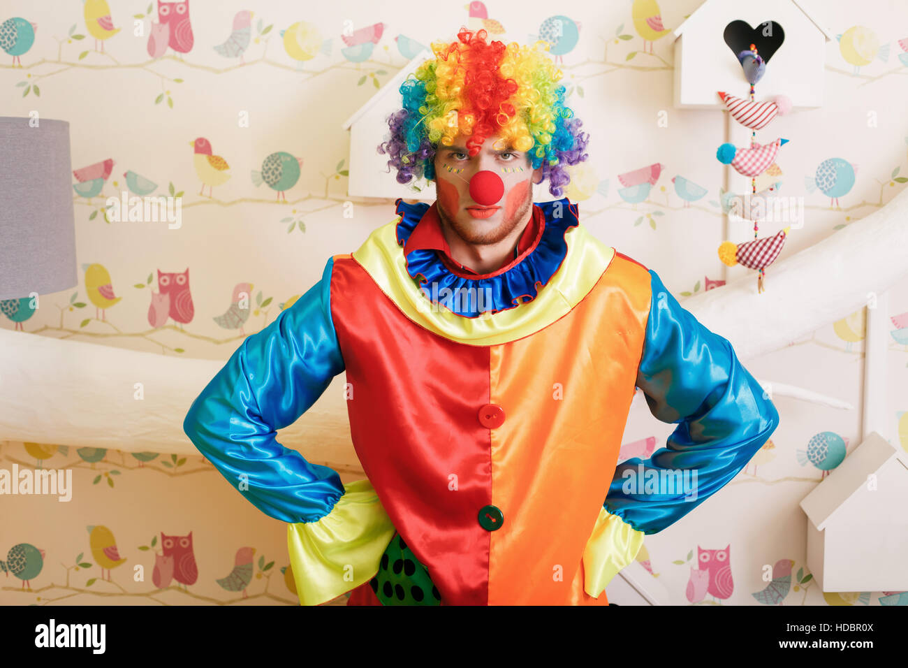 El payaso en serio disfraz divertido Fotografía de stock - Alamy