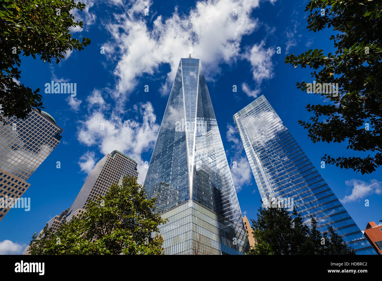 Uno y siete rascacielos del World Trade Center, con un cielo azul de la mañana. Manhattan, Ciudad de Nueva York Foto de stock
