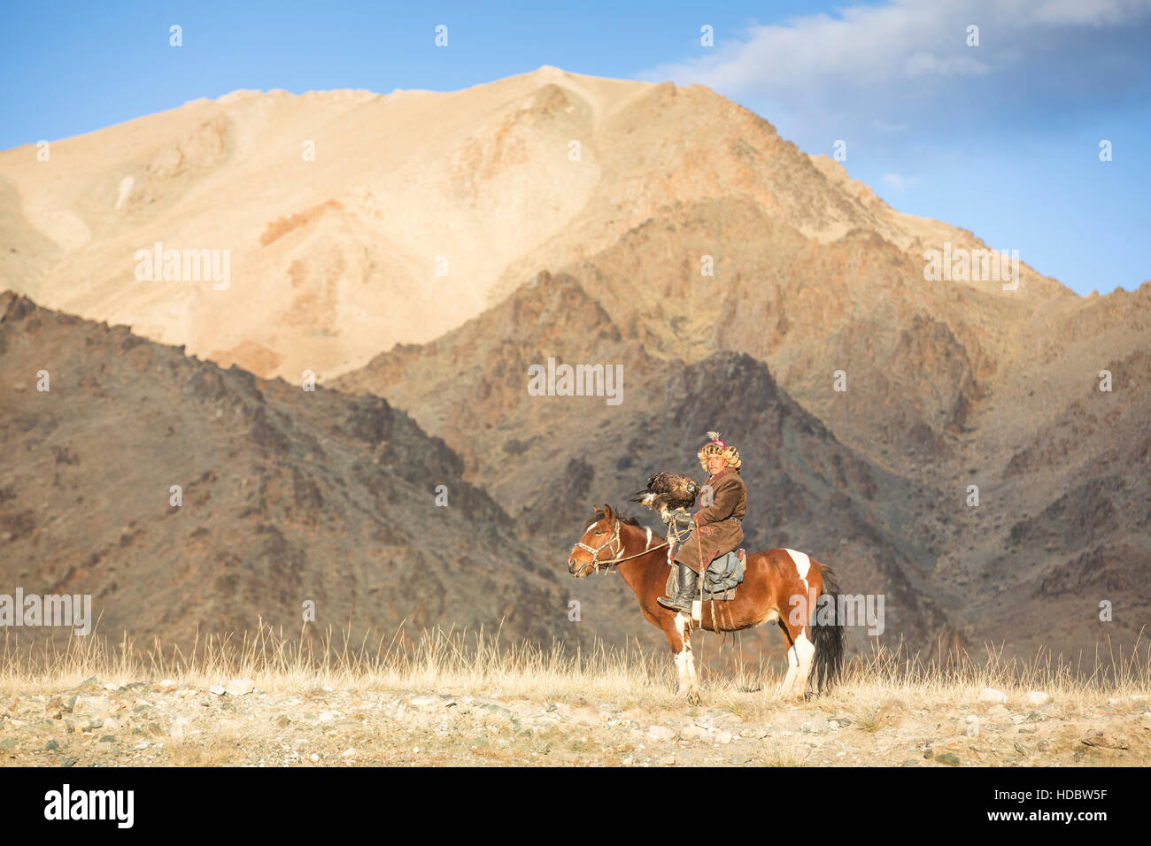 Bayan Ulgii, Mongolia, octubre 2nd, 2015: Old eagle cazador con Altai Golden Eagle en su caballo Foto de stock