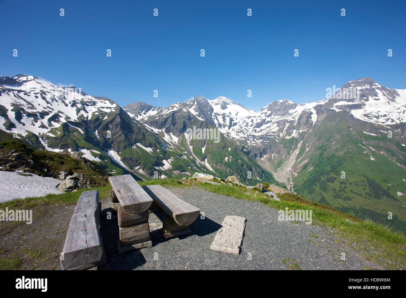 Lugar de descanso, vistas panorámicas de las montañas, el Grossglockner High Alpine Mountain Road, Parque Nacional Hohe Tauern, Salzburgo. Foto de stock