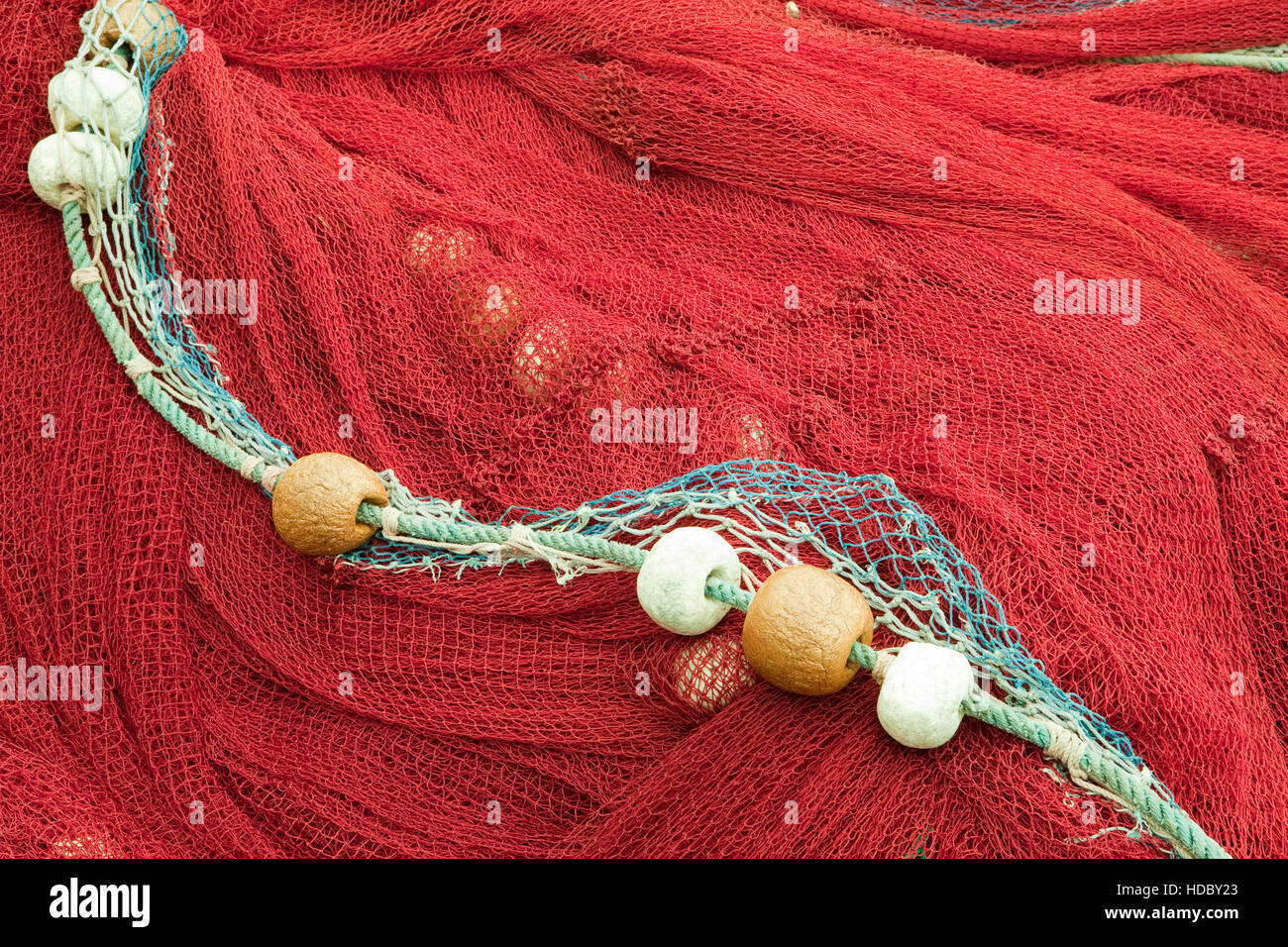 Colorido redes de pesca en el puerto de Saint-Jean-de-Luz en el País Vasco en Francia Foto de stock